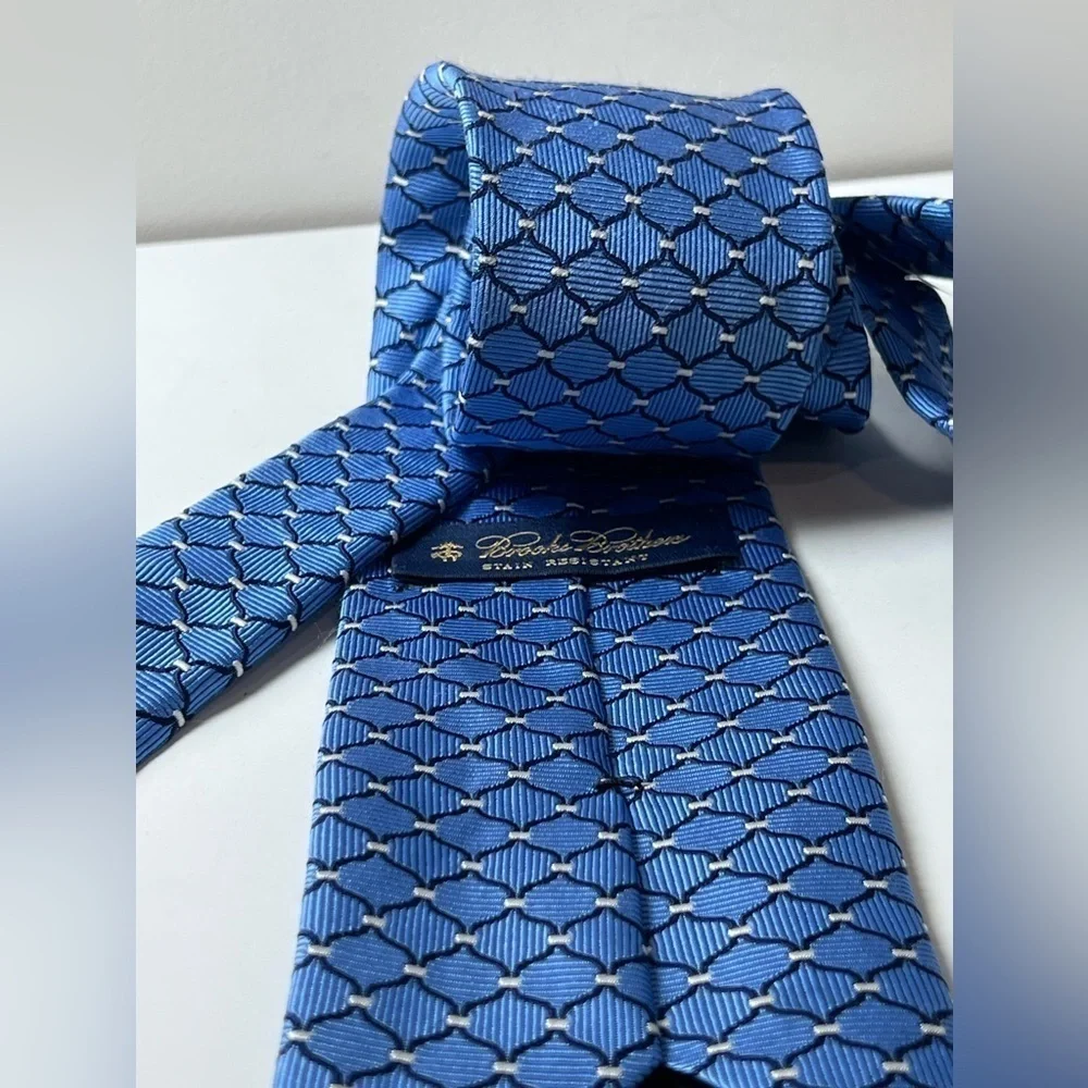 Brooks Brothers Stain Resistant Navy Geometric 100% Silk Made in Italy Tie EUC